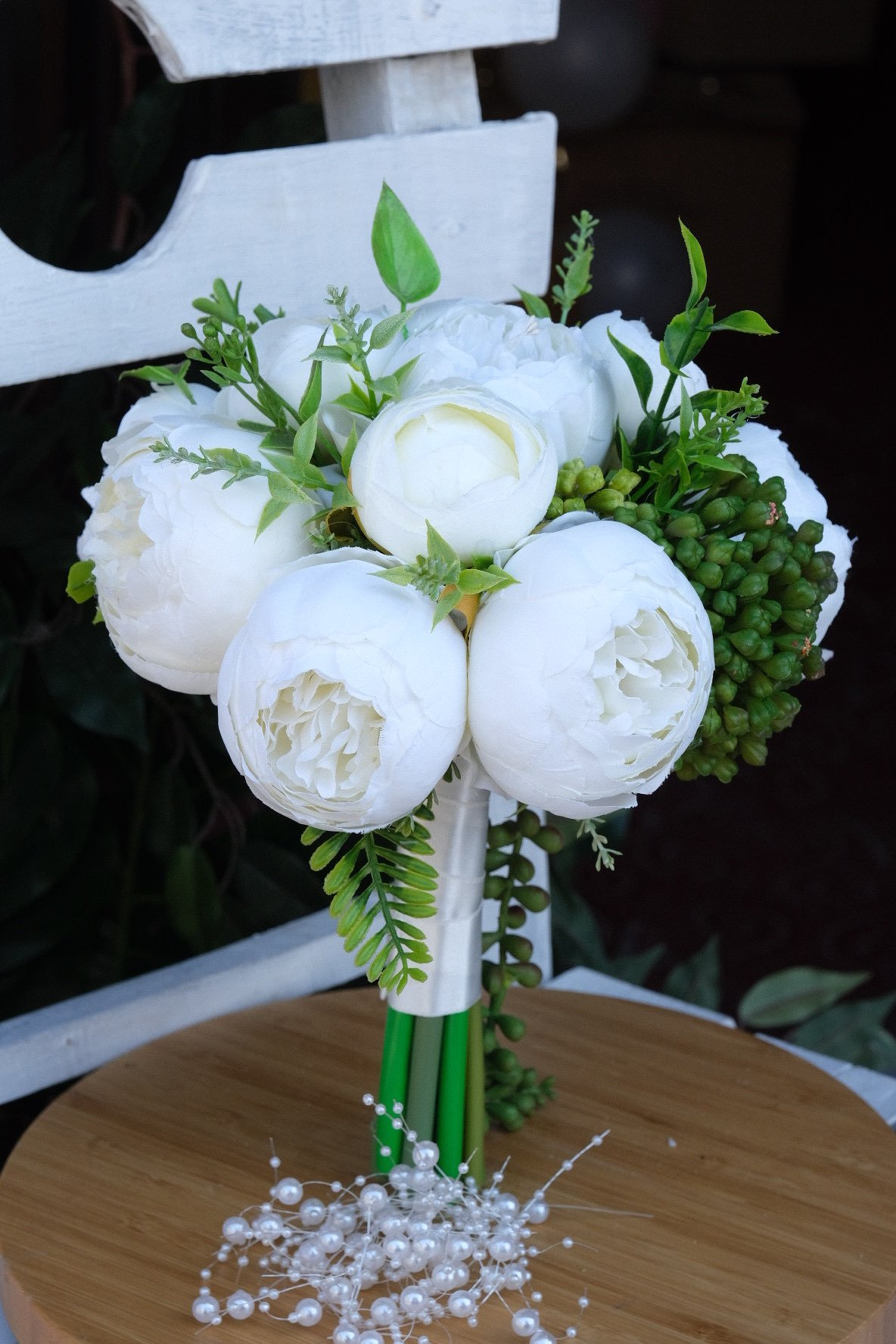 Zey Buket – Beyaz şakayık ve yeşil detaylı yapay gelin buketi