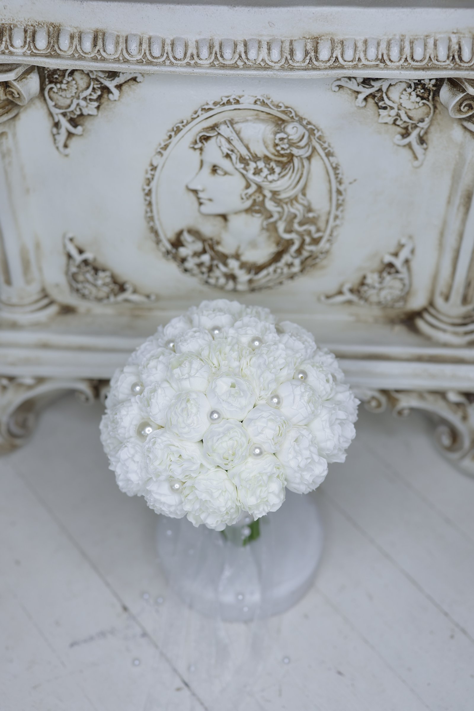 Pearly – Beyaz şakayık inci detaylı yapay gelin buketi