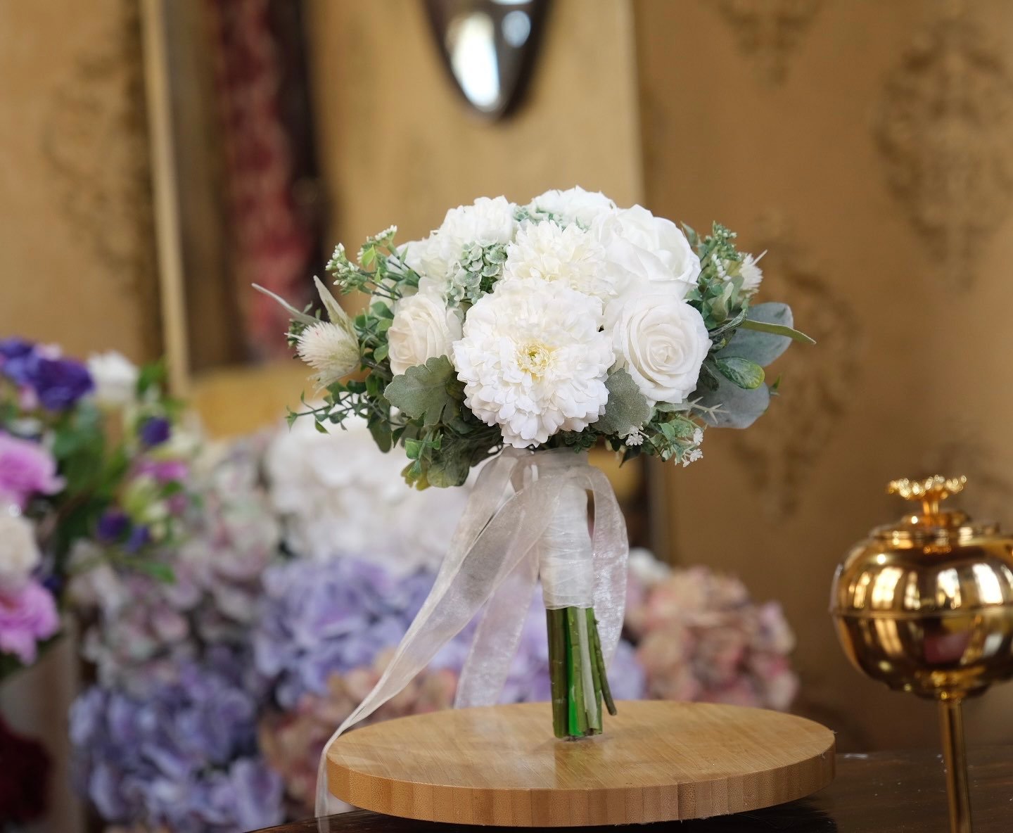 Roya Sof Buket – Beyaz çiçek yeşil yaprak yapay gelin buketi